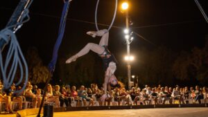Artista realizando acrobacias en un espect&aacute;culo al aire libre en Marratx&iacute;