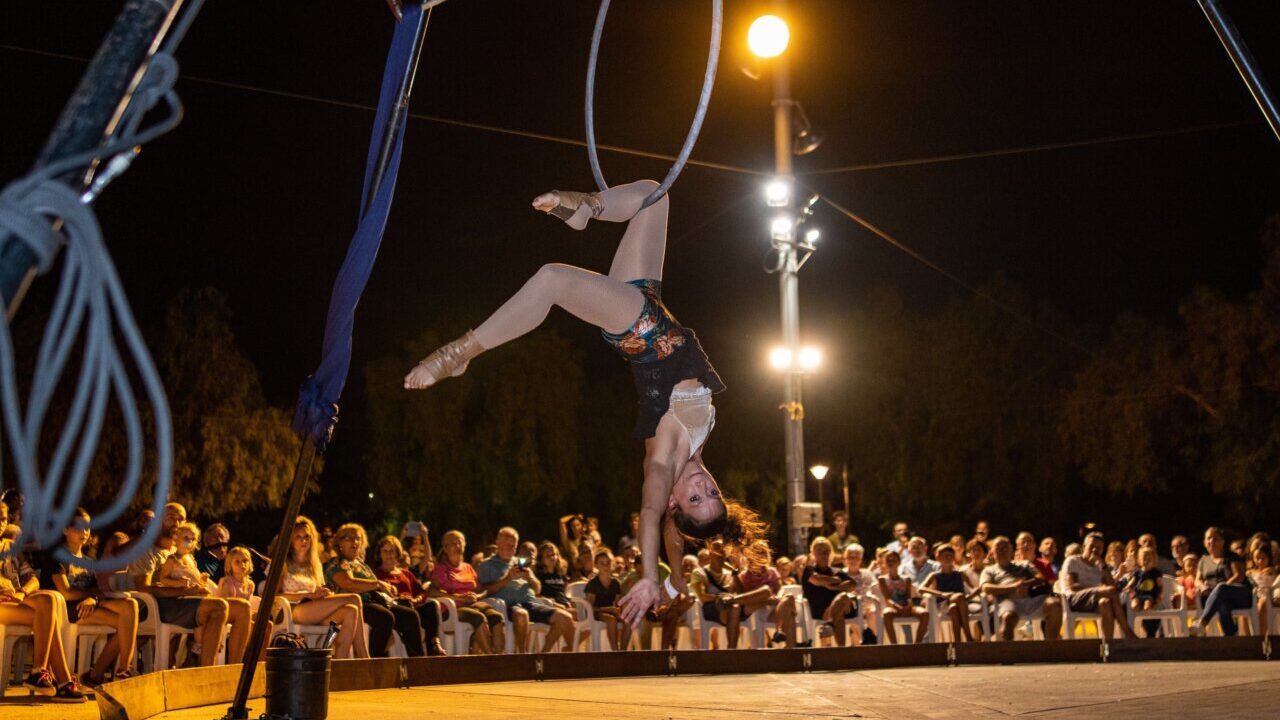 Artista realizando acrobacias en un espect&aacute;culo al aire libre en Marratx&iacute;