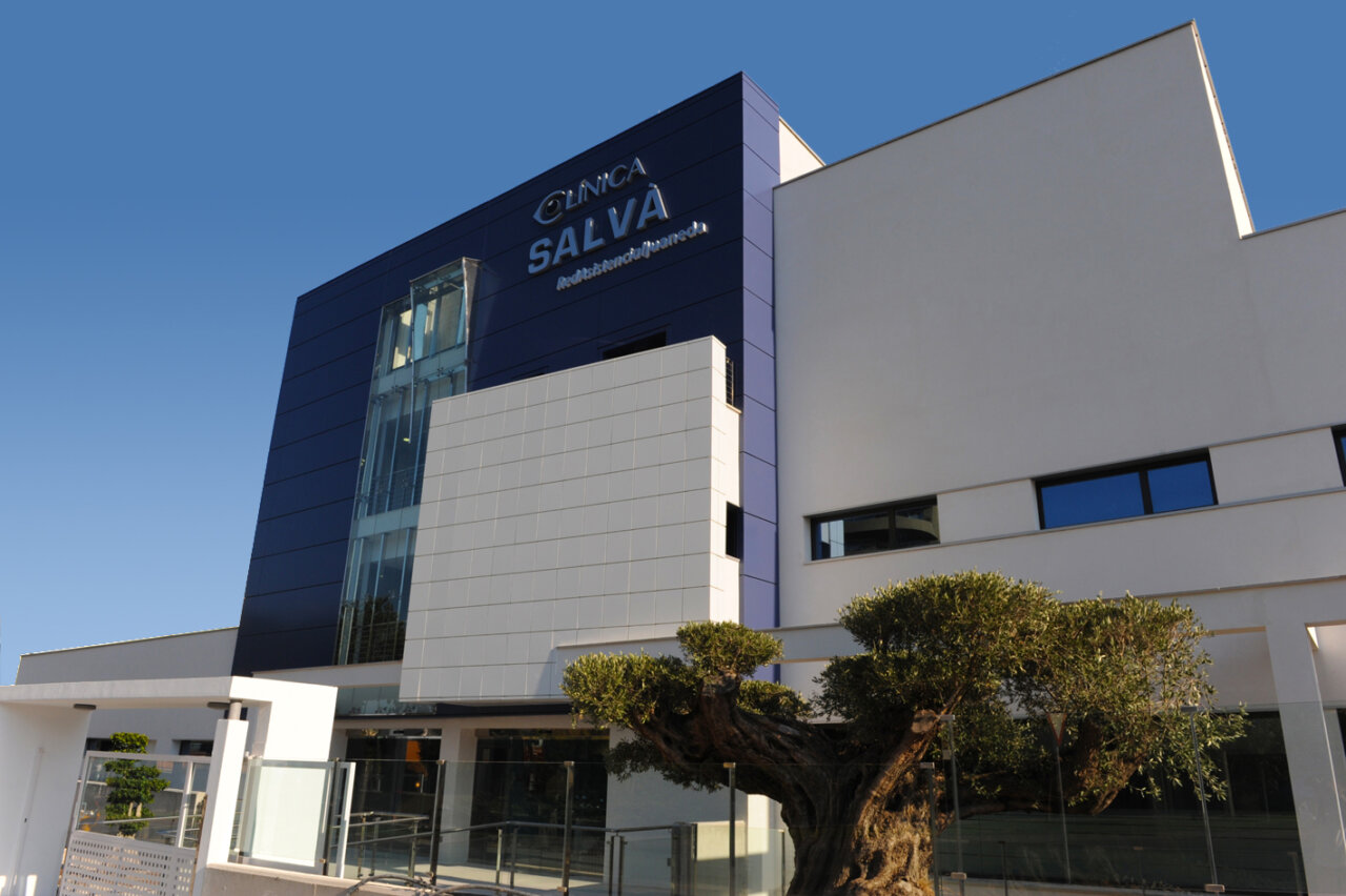Fachada de la Clínica Salvà con un árbol en primer plano