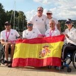 Equipo del Club de Vela Puerto Andratx con medallas y bandera de España