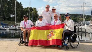 Equipo del Club de Vela Puerto Andratx con medallas y bandera de España