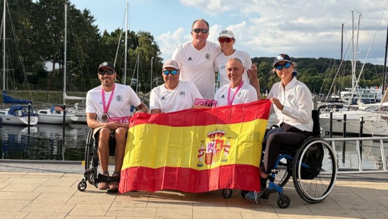 Equipo del Club de Vela Puerto Andratx con medallas y bandera de España