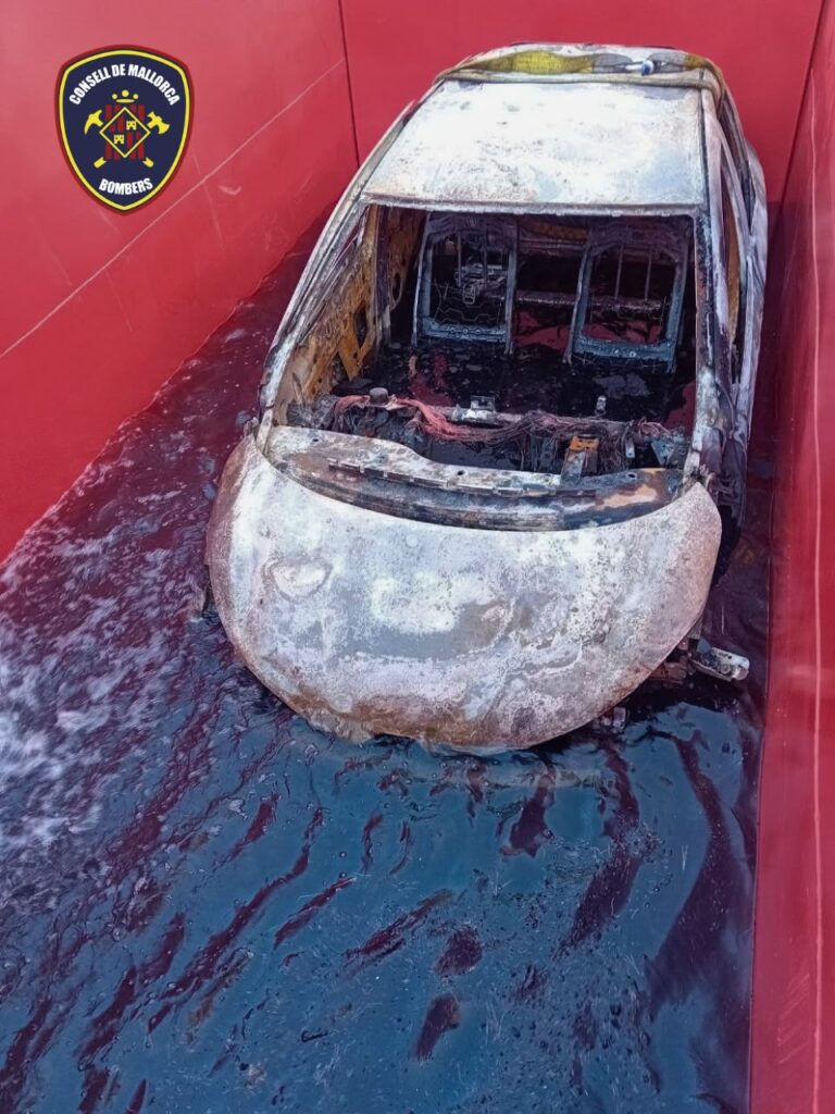 Vehículo calcinado en un contenedor de agua tras incendio en Betlem