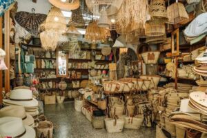 Interior de una tienda de mimbrer&iacute;a con cestas y sombreros