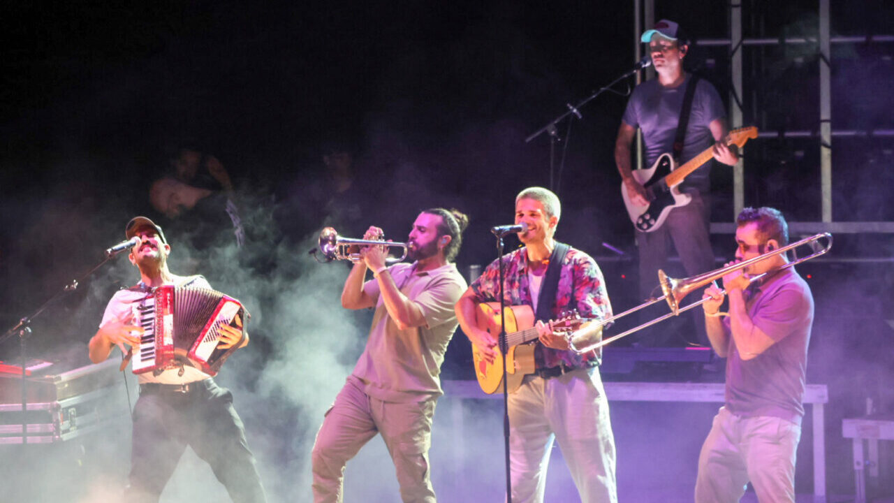 Els Catarres hacen vibrar Santany&iacute; en una noche multitudinaria por las Festes de Sant Jaume
