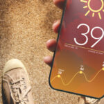 Persona mostrando la temperatura alta en un teléfono móvil
