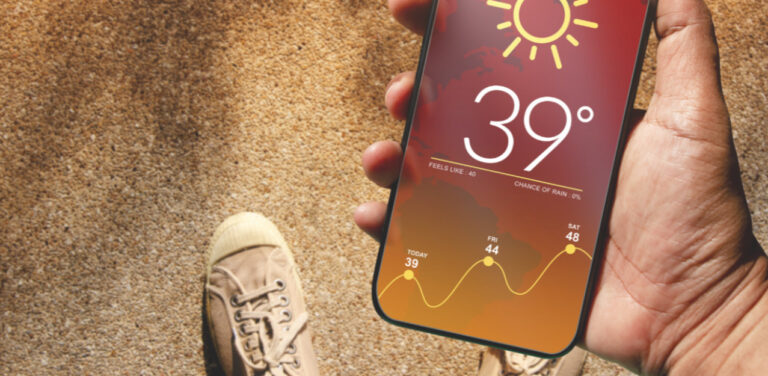 Persona mostrando la temperatura alta en un teléfono móvil