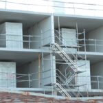 Edificio en construcción con andamios y materiales en Mallorca