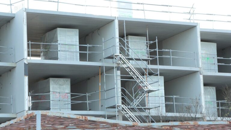 Edificio en construcción con andamios y materiales en Mallorca