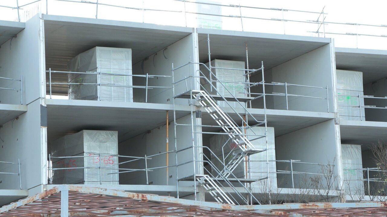 Edificio en construcci&oacute;n con andamios y materiales en Mallorca