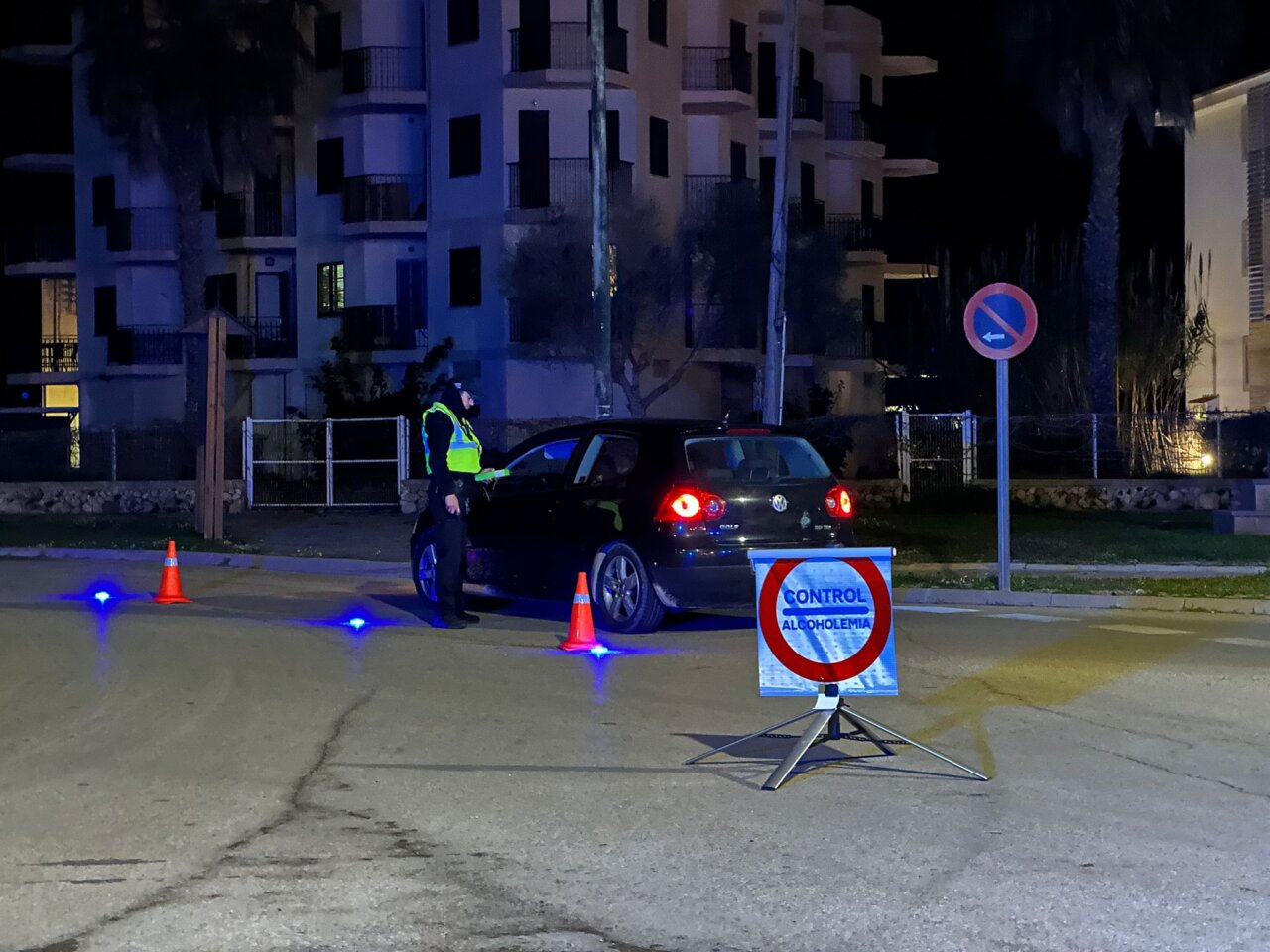 Policía local realizando un control de alcoholemia en Felanitx