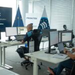 Oficinas del cuartel general de Frontex con personal trabajando en computadoras