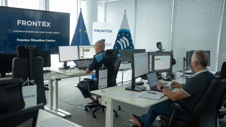 Oficinas del cuartel general de Frontex con personal trabajando en computadoras