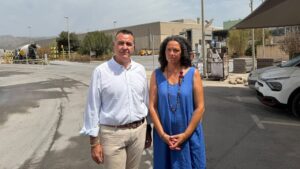 Xisco Dalmau y Catalina Cladera en una planta de tratamiento de residuos