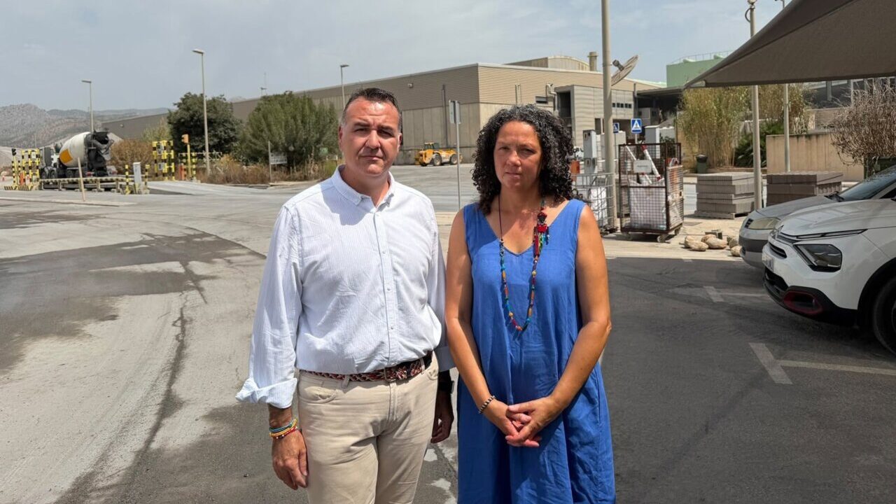 Xisco Dalmau y Catalina Cladera en una planta de tratamiento de residuos