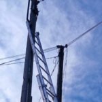 Escalera apoyada en un poste eléctrico en Palma