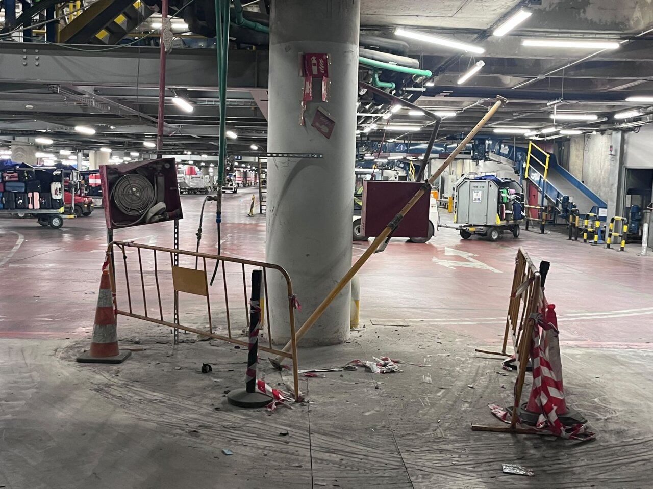 Estado deteriorado del patio de equipajes en el Aeropuerto de Palma
