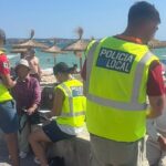 Policía Local revisando a masajistas en la playa de Palma