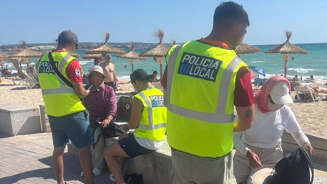 Polic&iacute;a Local revisando a masajistas en la playa de Palma