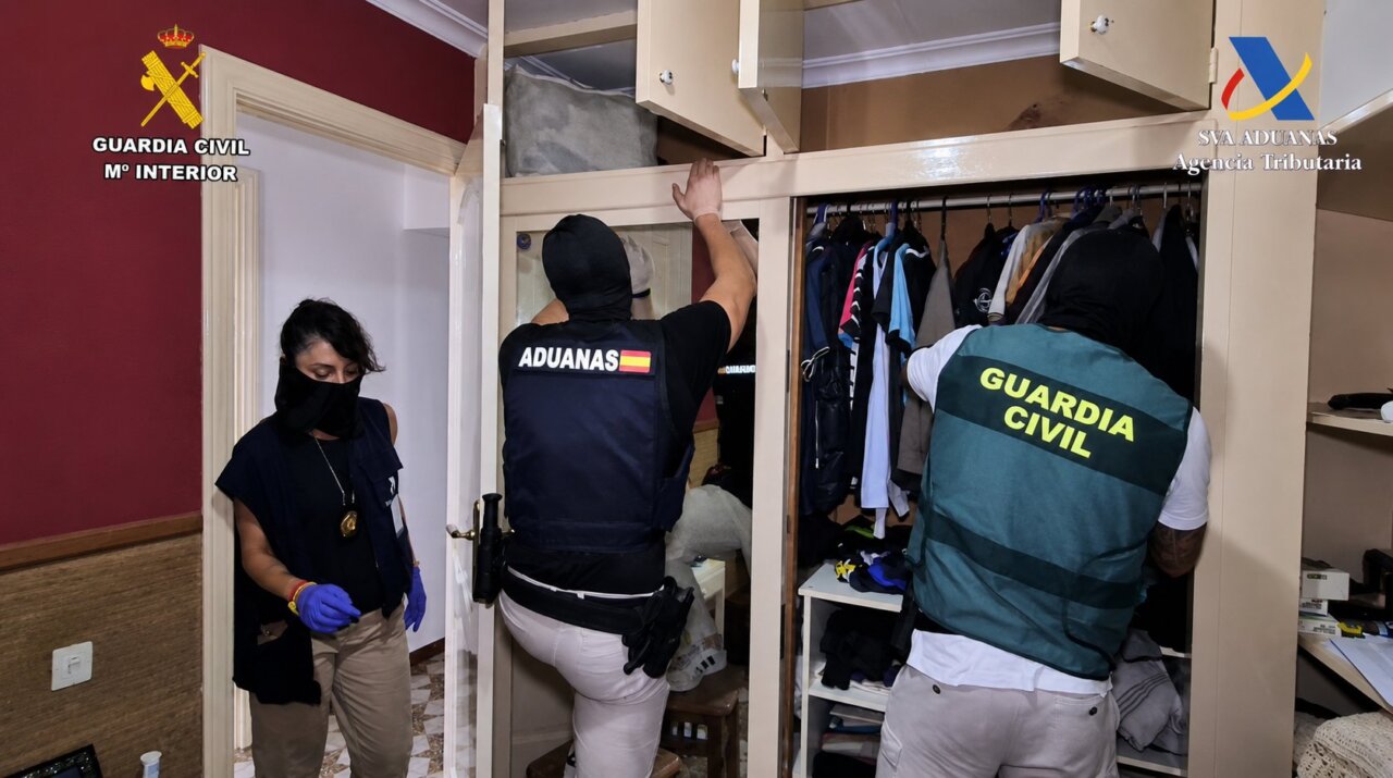 Operativos de la Guardia Civil durante la desarticulaci&oacute;n de una red de tr&aacute;fico de coca&iacute;na en Mallorca.