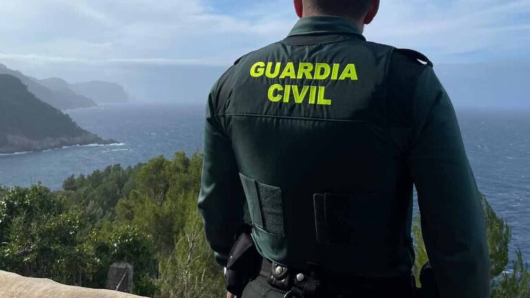 Pillados tres hombres mientras intentaban robar dentro de un coche en Esporles