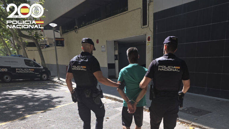 Tres hombres detenidos tras atracar un sal&oacute;n de juegos con una pistola falsa