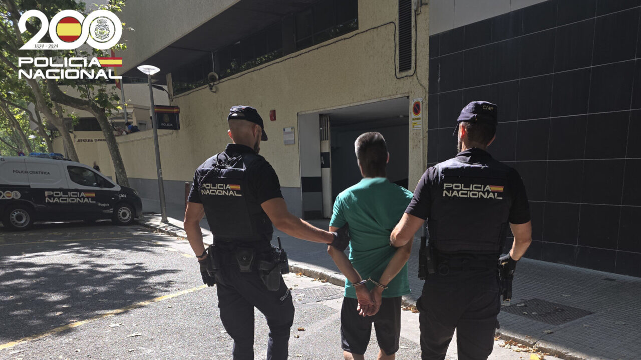 Tres hombres detenidos tras atracar un sal&oacute;n de juegos con una pistola falsa