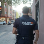 Agente de la Policía Nacional caminando por una calle en Palma
