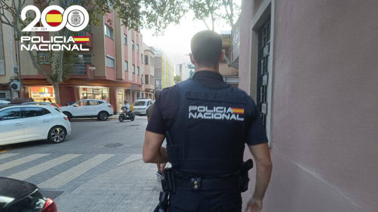 Agente de la Policía Nacional caminando por una calle en Palma