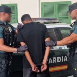 Detenido siendo escoltado por dos agentes de la Guardia Civil
