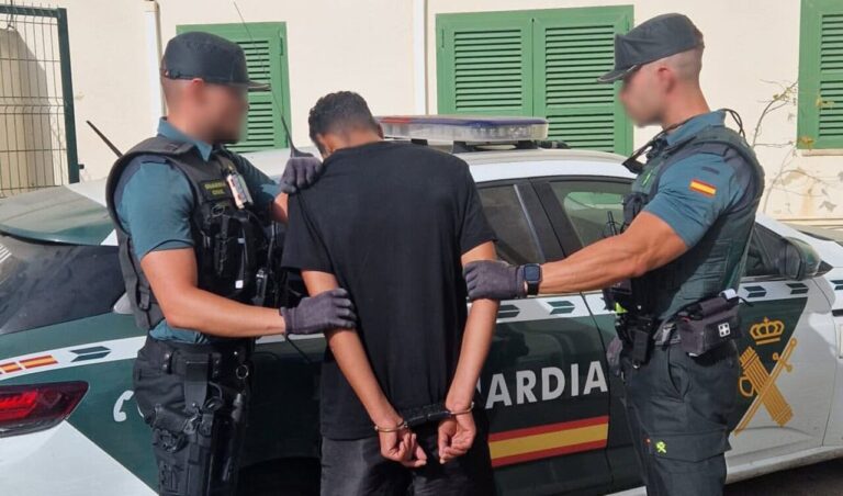 Detenido siendo escoltado por dos agentes de la Guardia Civil