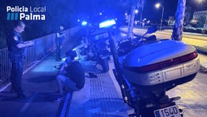 Polic&iacute;a Local de Palma deteniendo a j&oacute;venes tras un robo en la playa
