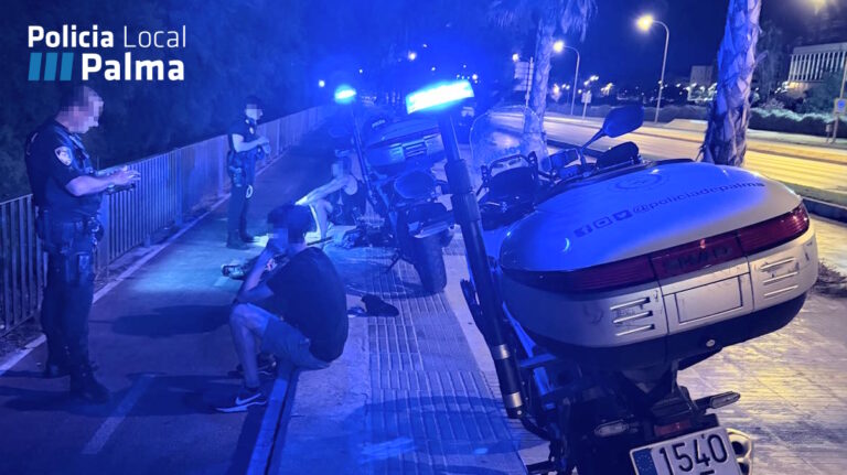 Policía Local de Palma deteniendo a jóvenes tras un robo en la playa