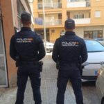 Dos agentes de la Policía Nacional en Palma observando la calle.