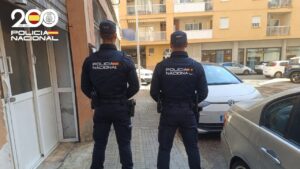 Dos agentes de la Polic&iacute;a Nacional en Palma observando la calle.