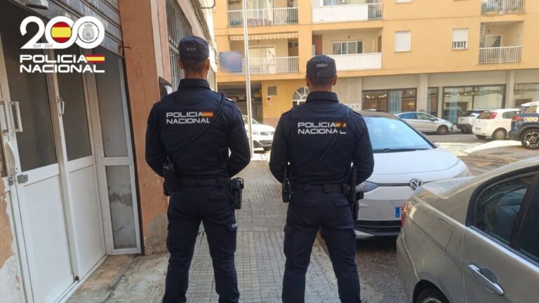 Dos agentes de la Policía Nacional en Palma observando la calle.