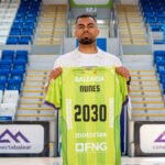 Diego Nunes sosteniendo su camiseta del Palma Futsal en el estadio