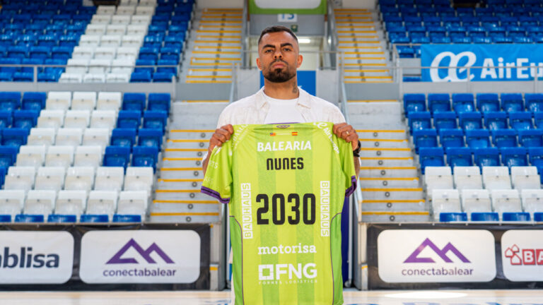 Diego Nunes sosteniendo su camiseta del Palma Futsal en el estadio