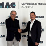 Dos doctores estrechando manos en un evento de colaboración en Mallorca