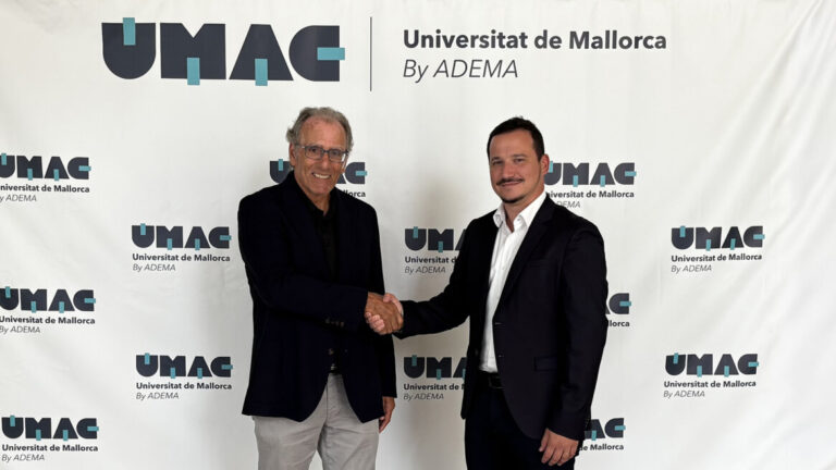 Dos doctores estrechando manos en un evento de colaboración en Mallorca