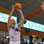 Dorde Simeunovic lanzando a canasta en un partido de baloncesto