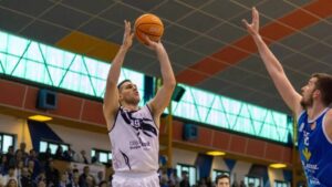 Dorde Simeunovic lanzando a canasta en un partido de baloncesto