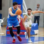 Emil Stoilov jugando baloncesto en un partido competitivo