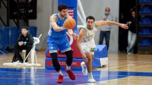 Emil Stoilov jugando baloncesto en un partido competitivo