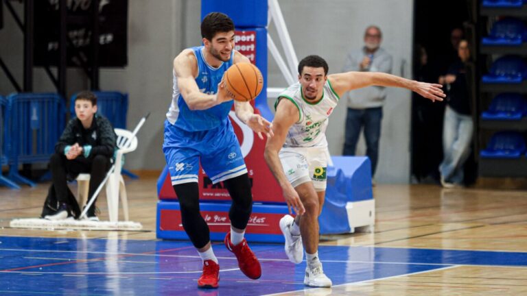 Emil Stoilov jugando baloncesto en un partido competitivo