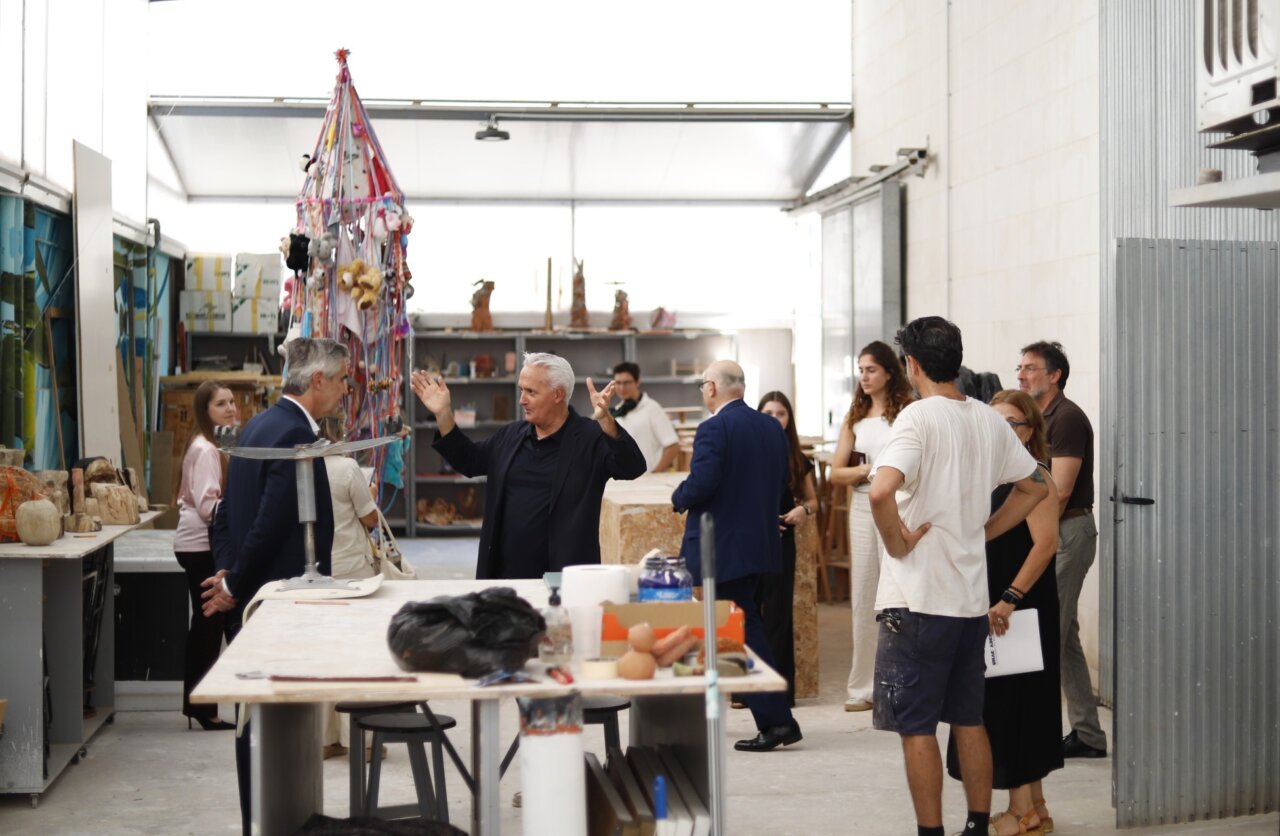 Reunión en el taller de Bellas Artes con el Cuerpo Consular de Baleares