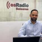 Diego Viu en el estudio de esRadio Baleares durante una entrevista