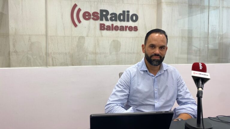 Diego Viu en el estudio de esRadio Baleares durante una entrevista