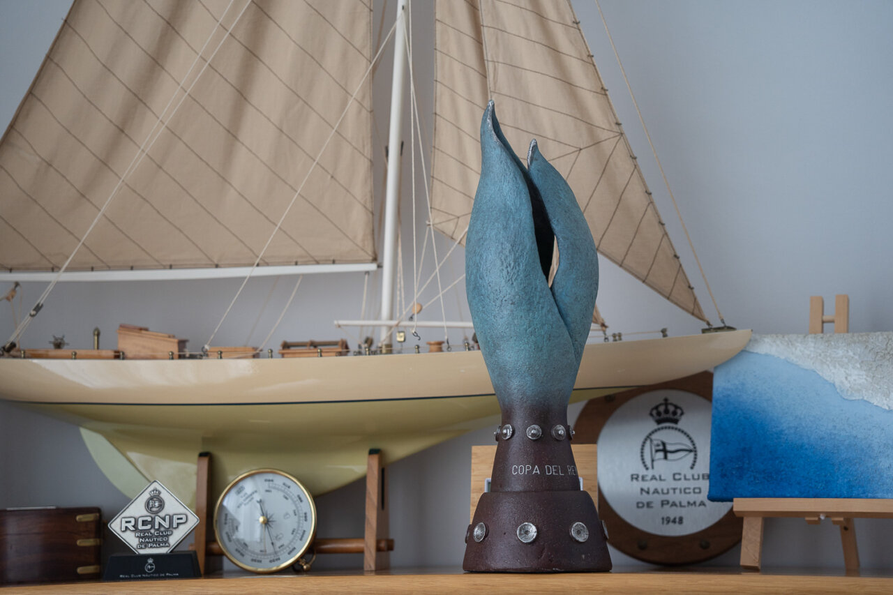 Trofeo Copa del Rey con un barco de fondo en el Real Club N&aacute;utico de Palma