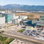 Planta de tratamiento de residuos en Mallorca con montañas al fondo
